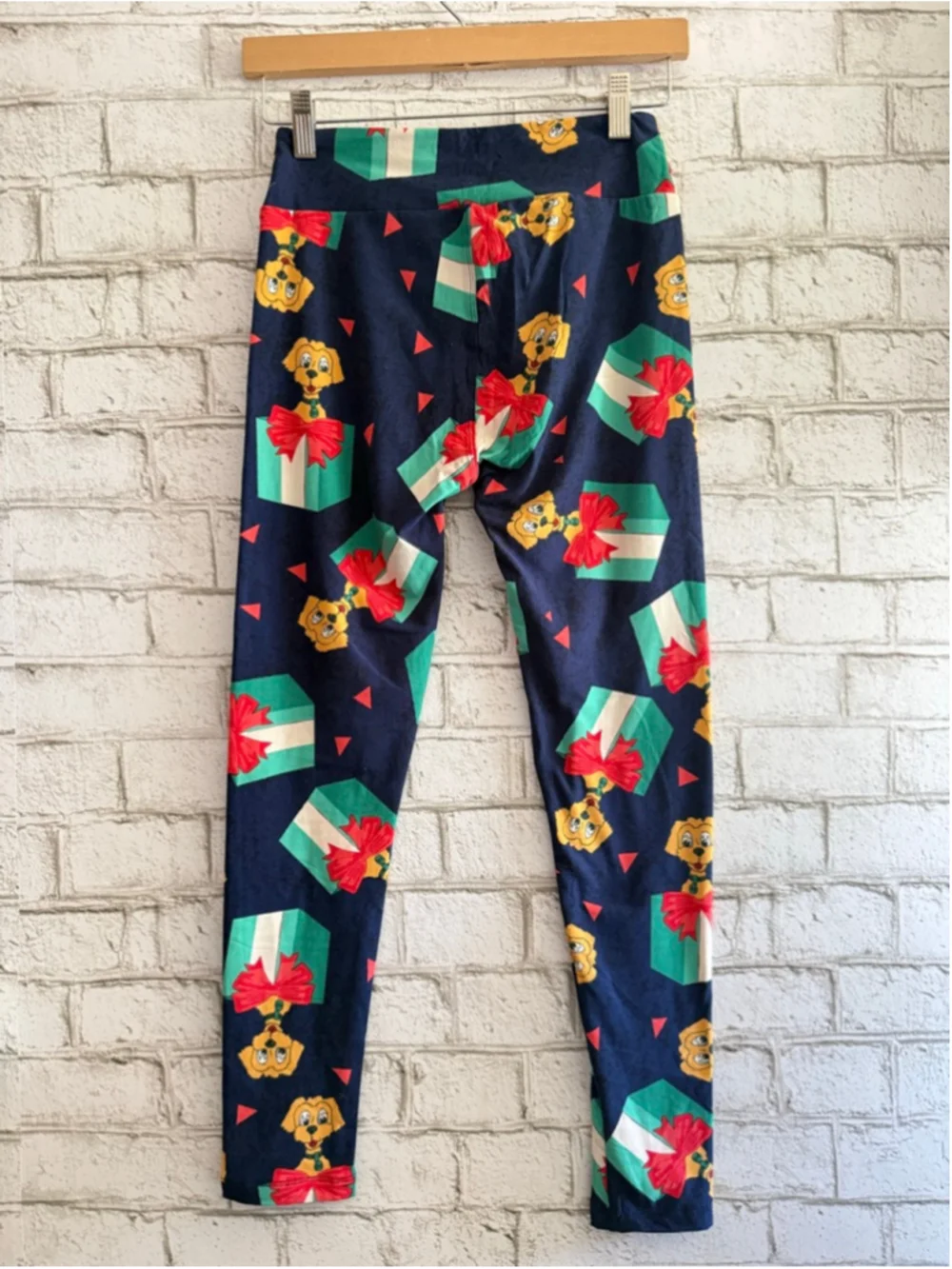 NEW LuLaRoe holiday dog-themed leggings size OS festive print of gifts & dogs